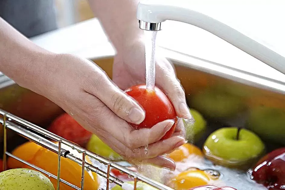 washing vegetables and fruits to prevent worm infection